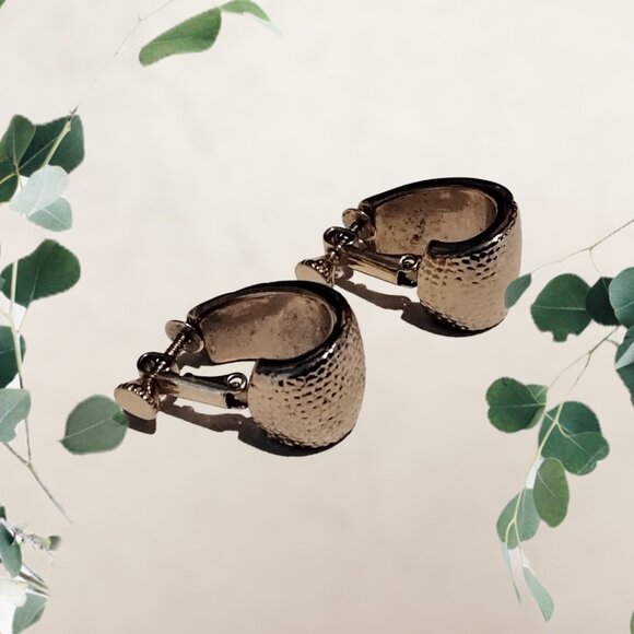 Retro Screw Back Earrings made of Gold Tone Metal in Excellent Condition - Picture 3 of 6